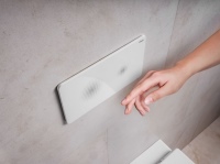 Die elektronisch gesteuerte WC-Betätigungsplatte „Visign for Style 25 sensitive“ von Viega löst die Spülung komplett berührungslos aus. Das Design vermittelt eine gekonnte Balance zwischen Form, Funktion und Technik. <br />Bilder: Viega