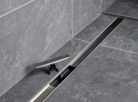 Die Geberit Duschrinne CleanLine verfügt über einen herausnehmbaren Kammeinsatz zur einfachen Reinigung.