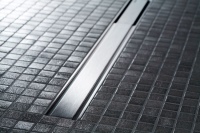 Die Geberit Duschrinne CleanLine60 kann wie eine Fliese eingebunden werden und erleichtert so dem Fliesenleger die Arbeit. 