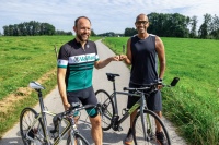 Dr. Tillmann von Schroeter, Geschäftsführer Vaillant Deutschland und der TV-Moderator Amiaz Habtu geben den Startschuss für die Vaillant Wärmepumpen-Challenge.<br />Bilder: Vaillant