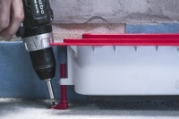 ACO ShowerDrain S+: Der Bauzeitenschutzdeckel mit umlaufender Abziehkante für den Estrich, werkzeuglos um 90 mm höhen-verstellbare Füße sowie das innovative Montage-Pad beschleunigen und vereinfachen den Einbau.