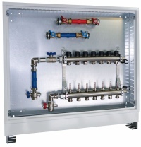 Bsp. 7-fach Fußbodenverteilerstation <br />in Edelstahl mit einer vertikalen Universal-Wärmezählerstrecke und zwei horizontalen Universal-Wasserzählerstrecken im Unterputzschrank mit Standfüßen