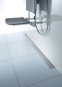 Die Besonderheiten der Edelstahl-Duschrinne ACO ShowerDrain C sind neben dem neuen, zweiteiligen Geruchsverschluss der hydrogeformte Ablauftopf, der der Rinne trotz niedriger Einbauhöhe und filigraner Optik eine sehr hohe Ablaufleistung verleiht.