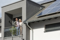 Auch über die Bundesförderung für effiziente Gebäude (BEG) kann man sich eine Photovoltaikanlage fördern lassen.<br />Bild: Zukunft Altbau<br />