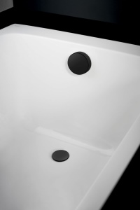 Für einen besonders schönen Kontrast zur weißen Badewanne sorgen Drehbetätigung und Ventilabdeckung in mattschwarz.<br />Bilder: Geberit<br />