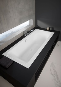 Auch das neue Design überzeugt: Die Drehbetätigungen und Ventilabdeckungen gibt es in mehreren neuen Farben. Hier zu sehen in Kombination mit der Geberit Badewanne Tawa. 