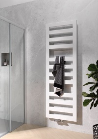 Der neue Designheizkörper Semprio punktet mit seinem schlichten, reduzierten und zeitlos modernen Design. Hinzu kommt seine Funktionalität zum Überhängen, Wärmen und Trocknen von Handtüchern.<br />Bilder: HSK