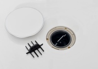 Für den Ablauf mit einem Standarddurchmesser von 90 mm gibt es optional eine passende Ablaufabdeckung mit Chromrand. Ein zusätzlicher Kammeinsatz unter der Ablaufabdeckung verhindert das Verstopfen des Siphons und erleichtert die Reinigung.  