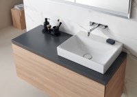Je nach Waschtisch und Breite sind die Unterschränke mit bis zu vier „push-to-open“-Schubladen ausgestattet. Die Aufsatzwaschtische haben eine Breite von 50 cm und eine Ausladung von lediglich 40 cm.