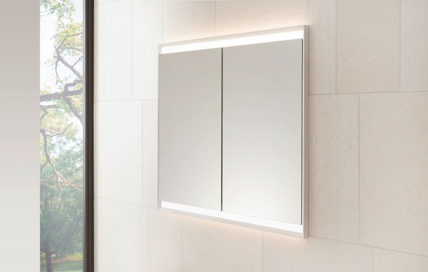 Die Geberit ONE Spiegelschränke – hier in Aluminium...