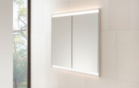 Die Geberit ONE Spiegelschränke – hier in Aluminium eloxiert – gibt es unter anderem als Unterputzvariante mit Installationsrahmen, dank dem die Position des Spiegelschranks einfach und passgenau festgelegt werden kann.