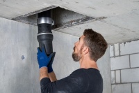 Die Montage des Geberit Silent-db20 Offset Formstücks erfolgt schnell und spannungsfrei ohne Gleitschelle.
