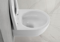 Die Innengeometrie der WC-Keramik und der Spülverteiler optimieren die Hydraulik des WCs. Über den Spülverteiler wird der Fluss des ausströmenden Wassers aus dem Spülkasten im WC präzise gesteuert und gewährleistet so eine kraftvolle Reinigung des WC-Inneren.