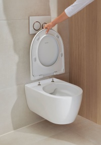 Die WC-Sitze der iCon WCs sind mit QuickRelease-Funktion ausgestattet. Für die Reinigung lässt sich der WC-Sitz inklusive Deckel einfach mit einem Handgriff abnehmen und wieder aufstecken.<br />Bilder: Geberit