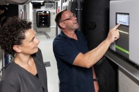 Die Wärmepumpe & Regelung - Olaf Schröder vom Betrieb Haustechnik Horn erklärt beim Inbetriebnahmetermin die wichtigsten Einstellungen der intelligenten x-center Wärmepumpenregelung - inkl. Fernwartungsoption. Im Hintergrund rechts: der x-buffer Schichtenpufferspeicher.