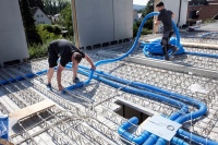 Für optimale Raumluftqualität im Haus setzten die Bauherren auf die kontrollierte Wohnraumlüftung x-well von Kermi. Hier wurden im Rohbau die Lüftungsrohre und Verteiler für Zu- und Abluft in der Decke verlegt.