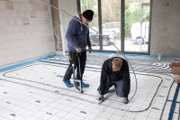 Die Fußbodenheizung - Eine Fußbodenheizung ist optimaler Partner der Wärmepumpe - für Energieeffizienz und für hohen Wohnkomfort. Dafür wurde im gesamten Haus das x-net C12 Tackersystem verlegt. Es überzeugt mit sicherer, schneller Verlegung der Dämmplatten und der Rohre.