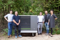 Die Wärmepumpe - Herzstück des nachhaltigen Heizsystems. Im Bild v. r. n. l.: Bauherrin Beatrice Korte, SHK-Meister Tim Horn, betreuender Kermi-Außendienst Holger Steinbock, SHK-Anlagenmechaniker Olaf Schröder und aus dem Kermi Vertriebs- & Serviceteam Andreas Jahrstorfer.