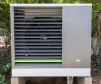 Herzstück des nachhaltigen Heizsystems im Haus von Tomas Fiegl und Beatrice Korte ist die hocheffiziente x-change dynamic Luft/Wasser-Wärmepumpe. In Kombination mit der PV-Anlage erzeugt sie besonders umweltfreundlich die Wärme für das 280 Quadratmeter große Gebäude.