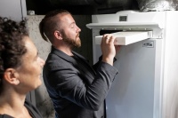 Das zentrale Lüftungsgerät x-well S460 wurde im Haustechnikraum installiert. Der im Gerät integrierte Außenfilter bereinigt die Luft von Pollen, Staub und Viren – mit höchster Klassifizierung ePM1 nach ISO 16890. Beim Inbetriebnahmetermin wurden die Einstellungen besprochen sowie der Filterwechsel gezeigt.