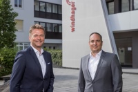 Windhager Geschäftsführer Stefan Gubi (li.) und Roman Seitweger setzen den vom Firmeneigentümer Gernot Wind-hager eingeschlagenen Expansionskurs des Unternehmens fort.<br />Bild: Windhager <br />