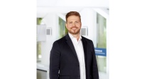 Dr. Alexander Wuthnow, künftiger Geschäftsführer bei Bosch Thermotechnik in Nordamerika, übergibt die Vertriebsleitung für Bosch Junkers in Deutschland an Lukas Rehling.<br />Bilder: Bosch