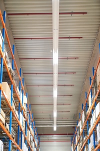Mit Baubreiten von 310 mm und 510 mm wurden besonders schmale  Deckenstrahlplatten montiert. 