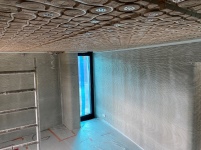 Das Betonhaus wurde mit einer Natur-Klimadecke aus.......