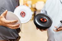 Die elegante, schwarze Variante der beliebten und preisgekrönten Tellerventilserie Zehnder ComfoValve Luna (rechts im Bild) stellt eine der vielfältigen Produktneuheiten des Raumklimaspezialisten in der nahen Zukunft dar.<br />Bilder: Zehnder