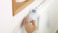Laut einer von Resideo beauftragten Umfrage würden 33 % der deutschen Hausbesitzer die Raumtemperatur senken, um ihre Energiekosten zu reduzieren. 68 % der Befragten würden in eine neue Heizungsregelung investieren, wenn sie damit langfristig sparen könnten. Die elektronischen Thermostate HR92 lassen sich mit wenig Aufwand an bestehenden Heizkörpern installieren und in das evohome Einzelraumregelungssystem integrieren. So ermöglichen sie dank programmierbarer Heizzeiten Energieeinsparungen ohne Komfortverlust.