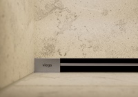 Die leistungsstarken Duschrinne „Advantix Vario“ und „Advantix Vario Wand“ von Viega überzeugen durch ihr konsequent puristisches Design. Sie können wie hier in der Wand, aber natürlich auch auf dem Boden der Duschfläche montiert werden. 