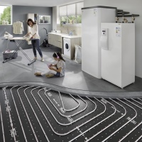 Roth bietet eine breite Vielfalt an Lösungen für die nachhaltige Gebäudetechnik. Darunter hocheffiziente Gesamtsysteme aus Wärmepumpen, Wärmespeichern und energiesparenden Flächen-Heiz- und Kühlsystemen. Das Nachrichtenmagazin Focus zeichnete Roth für Top-Klima-Engagement aus.<br />Bild: Roth Werke GmbH