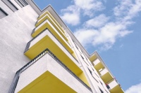 Für eine Wohnungsbaugesellschaft sanierten grabow klause architekten aus München ein ganzes Ensemble aus 1950er Jahre Wohnzeilen mit einem Wärmedämmverbundsystem (WDVS) aus Mineralwolle. <br />Bilder: grabow klause architekten<br /><br />