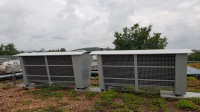 Die neue Sole-Lufteinheit von ratiotherm (hier in der größeren Ausführung WP SAT 40) macht aus einer Sole-Wärmepumpe im Handumdrehen eine Luft-Wärmepumpe. Mit Hilfe der zusätzlichen Wärmequelle kann die Wärmepumpe flexibler und effizienter arbeiten, wodurch die Energiekosten weiter sinken.<br />Bilder: ratiotherm