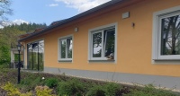 Der Neubau der Seniorenresidenz Schloss Rausdorf verfügt über 12 barrierefreie Apartments, die von den Bewohnern selbst möbliert und gestalten werden können. Für die optimale Belüftung kam für den Bauherrn Rainer Hebenstreit nur eine dezentrale Schalldämmlüftung in Frage. 