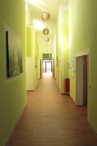 Die moderne Seniorenwohngemeinschaft Haus Sorgenfrei besteht aus 12 barrierefreien Mikroapartments mit Badezimmer und Wohnbereich. Dank des dezentralen Lüftungssystems inVENTer PAX waren bei der Planung keine komplizierten Brandschutzmaßnahmen nötig. 