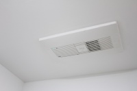 Pro Wohneinheit wurde ein Lüftungsgerät inVENTer PAX in der Badezimmerdecke installiert. Von dort aus versorgt das dezentrale System das gesamte Mikroapartment nahezu geräuschlos mit Frischluft. Der integrierte Feuchtesensor steuert das Gerät bei Feuchtespitzen automatisch. 