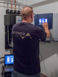 Vito Schiliro von varmeco bei der Inbetriebnahme am Regler VarCon380. Dieser Regler managt und optimiert alle Wärmeflüsse und lässt sich aus der Ferne via Internet einsehen und parametrieren.