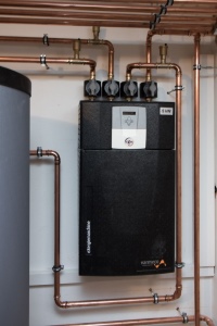 Die eXergiemaschine compact hebt mit geringem Energieeinsatz Wärme von etwa 35 bis 40 °C auf ein Temperaturniveau von über 60 °C, damit sowohl die Heizkreise mit konventionellen Radiatoren als auch die Warmwasserbereitung mit der passenden Vorlauftemperatur bedient werden.