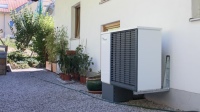 Die alte Ölheizung ist nun einem neuen System mit einer Luft-Wasser-Wärmepumpe (7 kW) als Hauptwärmequelle gewichen. Zusätzlich liefern vier Solarkollektoren thermische Energie in die Anlage. Da die Wärmepumpe für Niedertemperaturheizungen optimiert ist, findet ein energieeffizientes Nacherhitzen („Boostern“) durch eine eXergiemaschine compact statt.