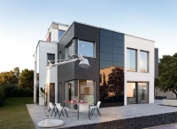 Wärmepumpe, Solarfassade und Wasserstoffspeicher: Innovative Technologien, die den Weg in eine möglichst energieautarke Zukunft bereiten. <br />Bild: solarcarporte.de