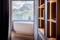 Puristisch, elegant und weich fließend erscheint die Serie Luv der dänischen Designerin Cecilie Manz<br />Bilder: Paul Meyer<br /><br />