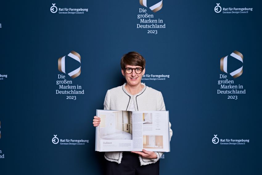Geschäftsführerin Yvonne Dallmer zeigt bei der Design-Gala...