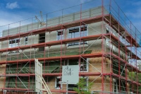 In vielen Städten und Gemeinden sind Bauplätze Mangelware. Neuer Wohnraum lässt sich aber auch mit einem zusätzlichen Stockwerk schaffen. <br />Bild: Dennert Baustoffwelt<br />