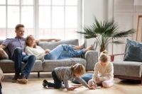 Entspannt wohnen und Heizkosten sparen: Eine energetische Sanierung mit Flächenheizung senkt langfristig den Energiebedarf eines Wohngebäudes. <br />Bild: fizkes/Shutterstock