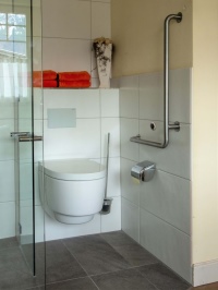 Das Dusch-WC Geberit AquaClean Mera erleichtert Kornelia Grundmann nun zusammen mit der seitlichen WC-Steuerung von Geberit den Gang zum WC.<br />Bilder: Peter Jagodic