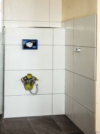 Nun mussten nur noch die Dusch-WC-Keramik, die Abdeckplatte sowie die berührungslose WC-Steuerung angebracht werden.