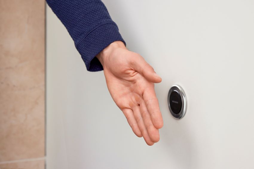 Die seitlich angebrachte WC-Steuerung Typ 10 von Geberit...