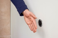 Die seitlich angebrachte WC-Steuerung Typ 10 von Geberit funktioniert über einen Infrarottaster und ermöglicht die berührungslose Ausspülung des Dusch-WCs. <br />Bild: Geberit