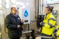 Remeha-Vertriebsleiter Franz Killinger und NRW-Wirtschaftsministerin Mona Neubaur im Gespräch vor dem 100 % Wasserstoff-Brennwertkessel von Remeha. <br />Bild: Sascha Kreklau Fotografie / GELSENWASSER AG<br />